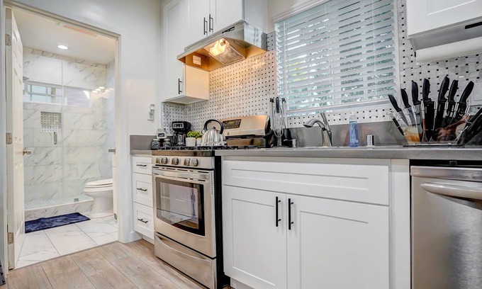 West Hills Apartment | Ample Luxury Guest House | Easy Parking | Near Hospitals
