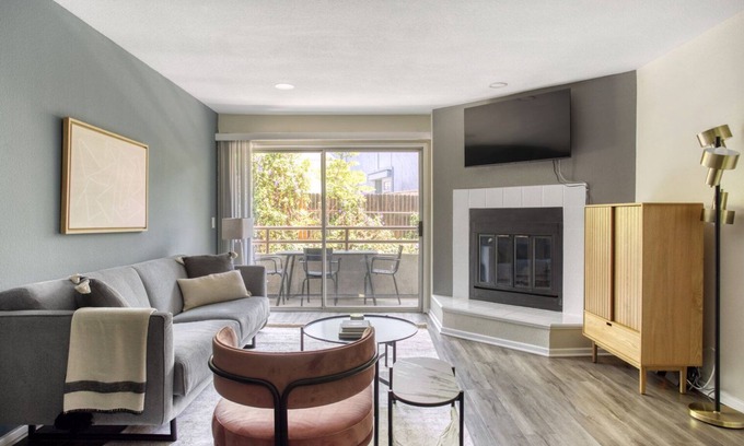 Westwood Apartment | Ample Westwood 2BR, near UCLA/Medical Center by Blueground