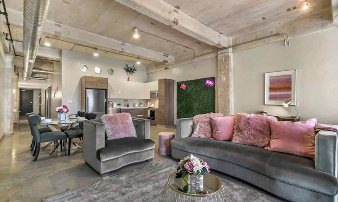 Downtown Dallas Apartment | Amyfinehouse | Breakfast+Valet+Modern City Retreat