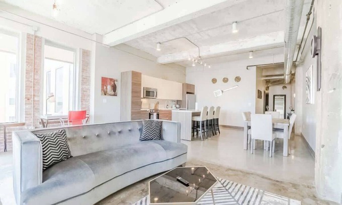 Downtown Dallas Apartment | Amyfinehouse |Modern 3BR Loft |Pool+Convention Ctr
