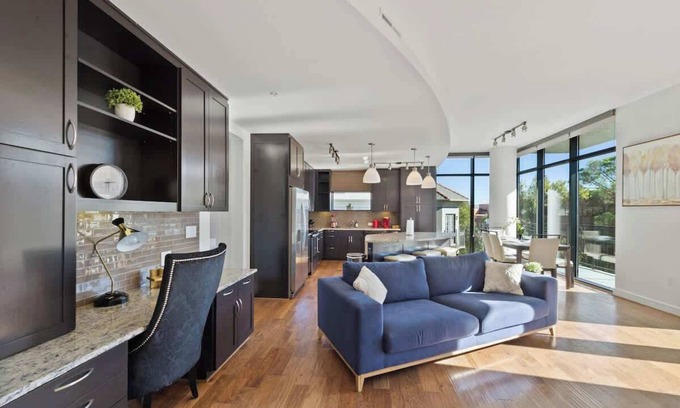 Turtle Creek Apartment | Amyfinehouse |Spacious 3BR Apt |Pool+Desk+Patio