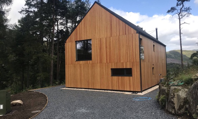 Crianlarich House | An Caisteal chalet sleeps up to 8 guests in 4 bedrooms with loch, mountain and waterfall view.