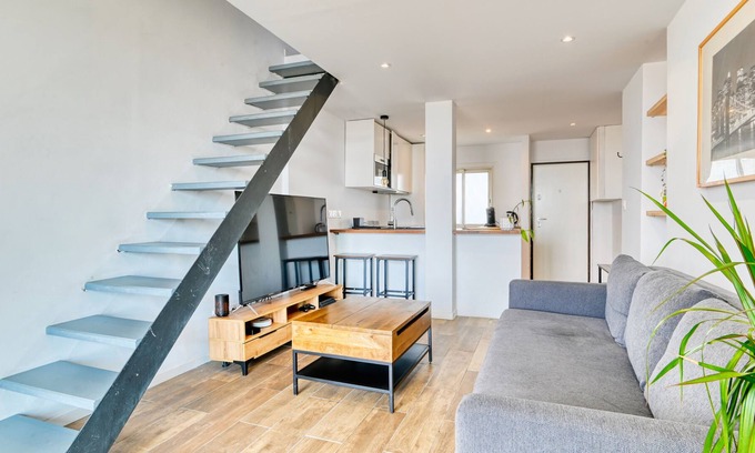 Saint-Barnabe Apartment | An elegant apartment with a breathtaking view of the surrounding area