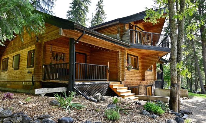 Vernon House | An Incredible log house just 15 mins from the hill that sit on 5 wooded acres!