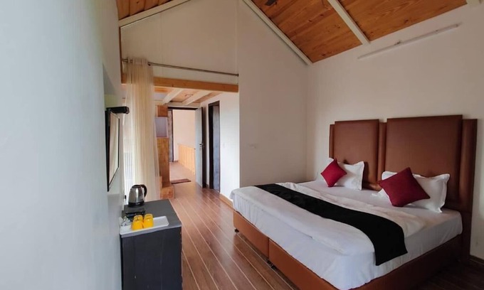 Naukuchiyatal Cottage | An independent Cottage with mountain view and 10 minutes walk from the lake.