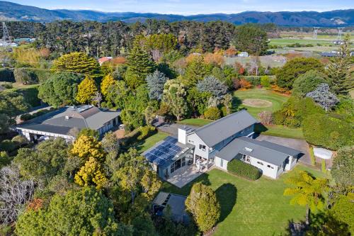 Otaki Cabin | Anam Cara Gardens luxury Villa Private bedrooms and ensuite bathrooms Sleeps 9