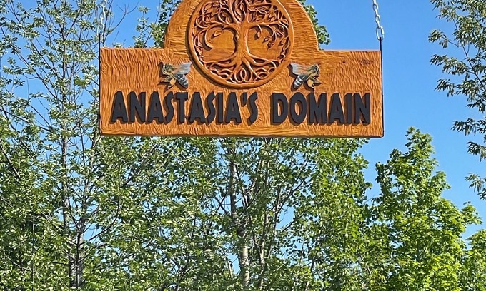 Alexandria Cabin | Anastasia’s Domain 1, Farm stay, off grid cabin in a beautiful forest!