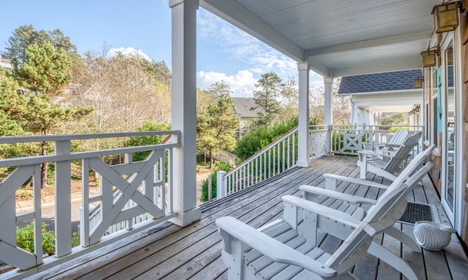 Nelscott House | Anchors Away Olivia Beach, Parkside Beauty, King Suite, Hot Tub