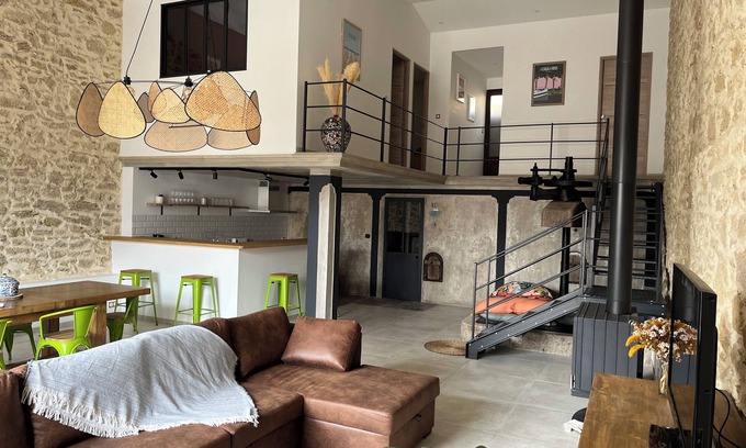 Boujan-sur-Libron House | Ancienne Cave Vinaire Aménagée en Loft Avec Patio et Mini-piscine
