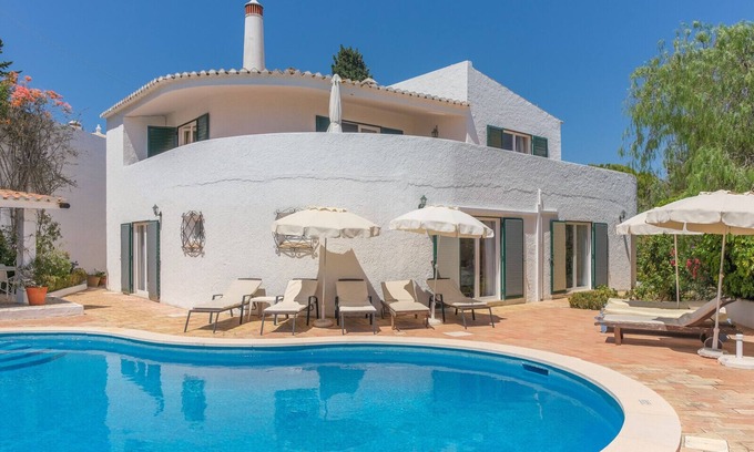 Funchal Villa | Ancoradouro – charming 4-bed villa with private pool, air conditioning & tennis court
