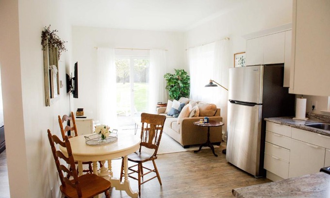 Cobble Hill House | AndersonLane Garden Suite l Beach Access I Kitchen