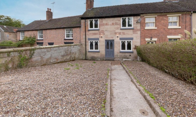 Alton Cottage | Angel Cottage: Near Alton Towers, Netflix and Parking
