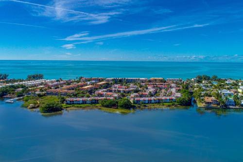Bradenton Beach House | Anna Maria Beach Condo-2 Bed/2 bath- Sleeps 6