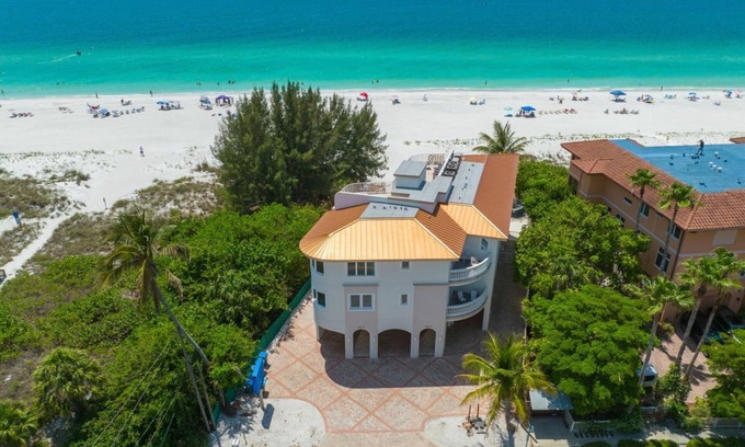 Bradenton Beach House | Anna Maria Grand: Gulf Front! On the Beach! Sleeps 22 by Anna Maria Life Vacation Rentals