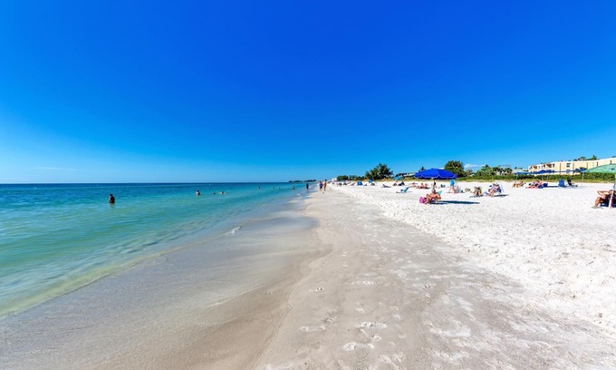 Holmes Beach House | Anna Maria Island Surfside Bungalow