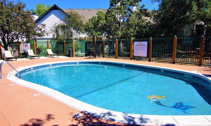 Lincoln Hotel | Annabell Gardens