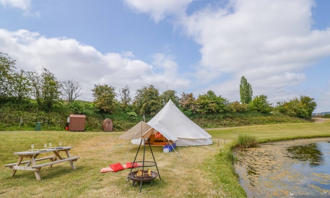 Great Witley Cottage | ANNAMAY, pet friendly, with open fire in Great Witley