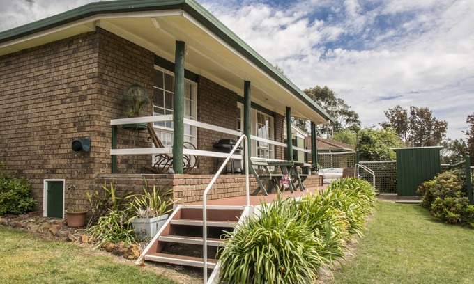 Hadspen Cottage | Annie's River Retreat-last minute deals, family friendly home, rural/river views