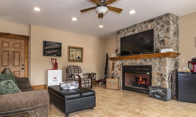 Roanoke Bed & Breakfast | Anstead Suite - Mountain VIew