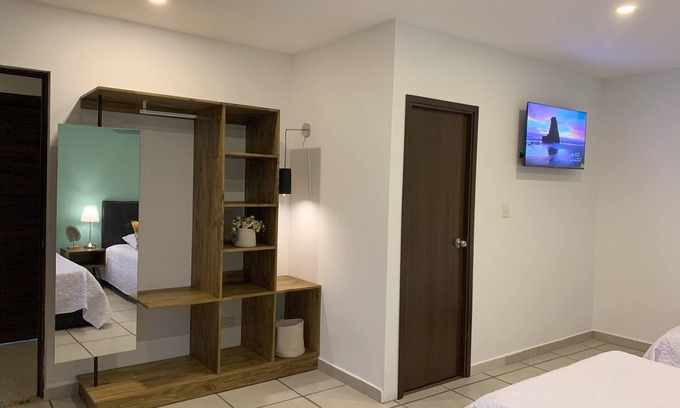 Roldanillo Bed & Breakfast | Antique cama King, Vista a montañas - A/C WiFi TV