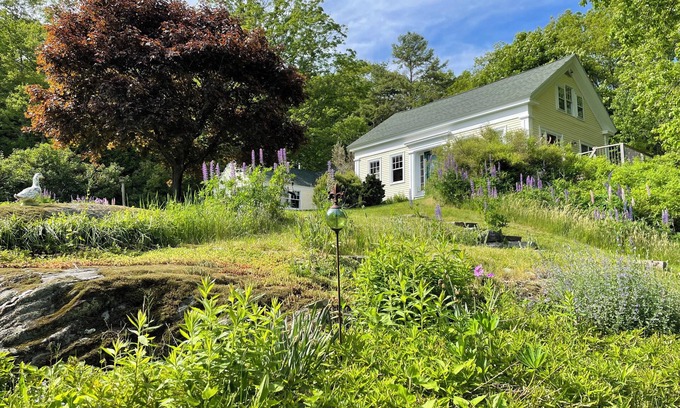 Edgecomb House | Antique Charm and Modern Comfort on Maine Waterfront