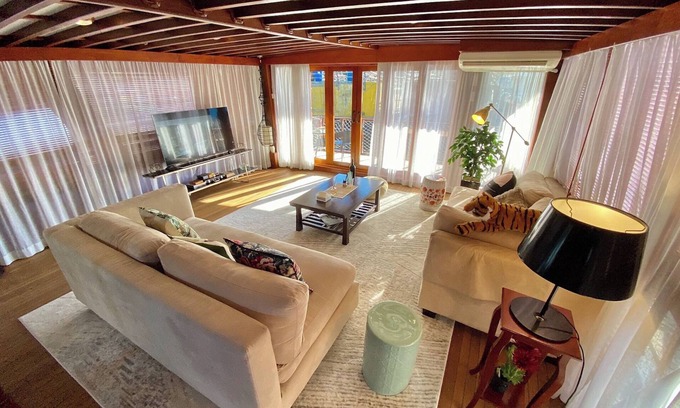 Tin Wan Boat Rental | Antique Cosy Houseboat VINTAGE