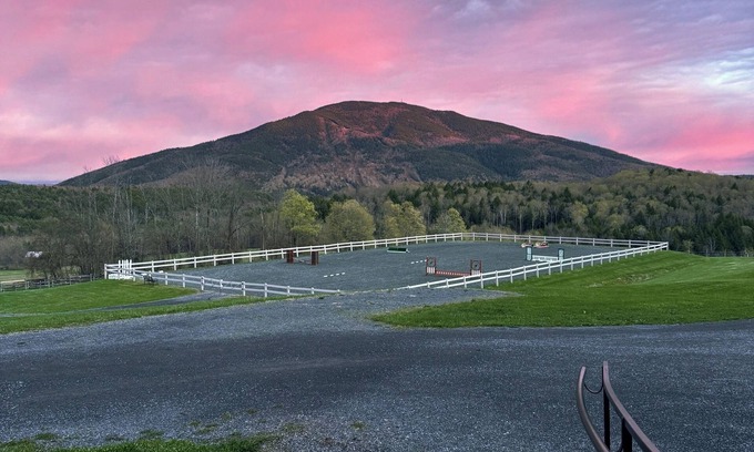 Windsor House | Antique farmhouse with spectacular mountain view in a bucolic setting.