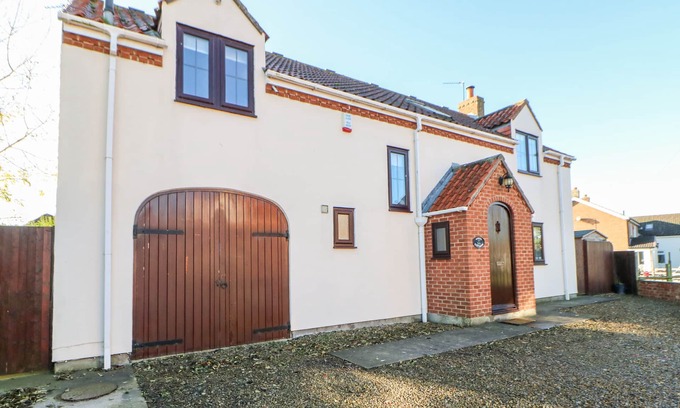 Northallerton Cottage | ANVIL COTTAGE, pet friendly, with hot tub in Appleton Wiske