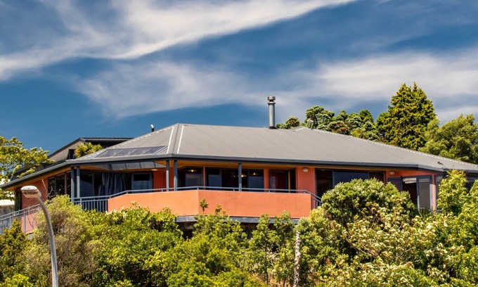 Collingwood House | Aorere House - Collingwood Holiday Home