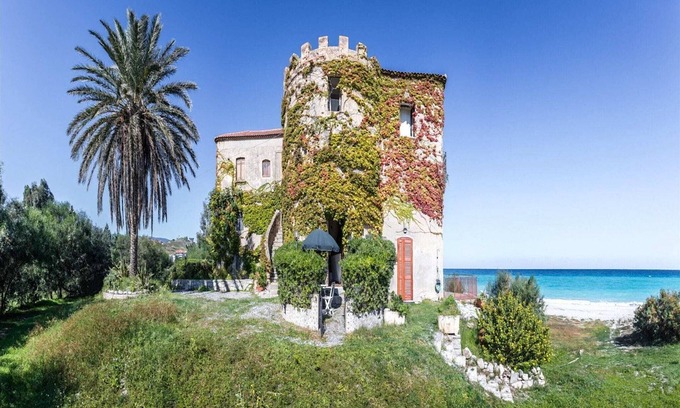 Santa Caterina Dello Ionio Marina Villa | Apartment in Santa Caterina by Private Beach