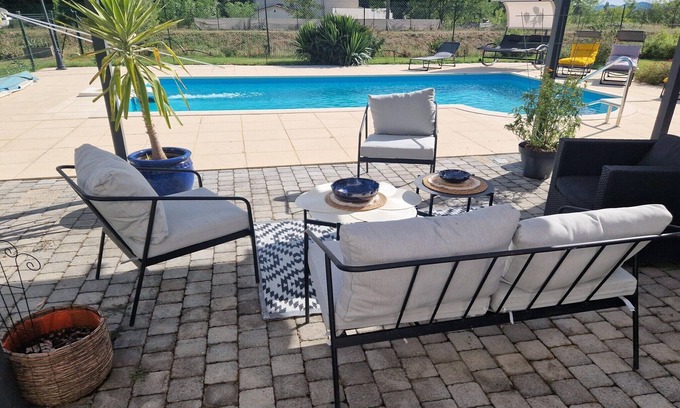 Saint-Hilaire-de-Brethmas Apartment | Apartment with swimming pool, wifi