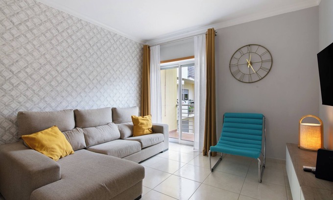 Vila Real Santo Antonio Apartment | Apartment 'T2 Rio E Mar' with Balcony, Wi-Fi and Air Conditioning