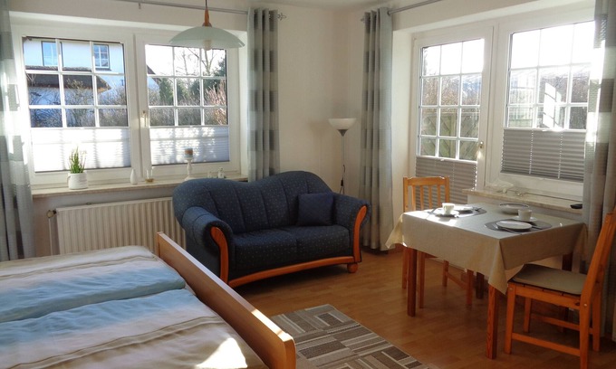 Wesselburener Deichhausen Apartment | Apartment '1-Raum-Ferienwohnung' with Private Terrace and Wi-Fi