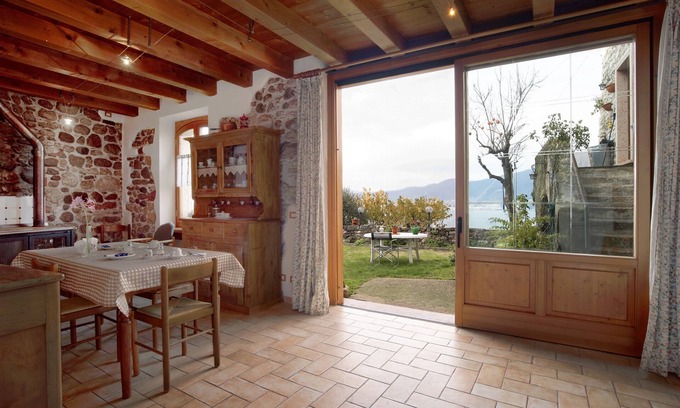 Albisano Apartment | Apartment "Casa Silvia ll" with Lake View, Wi-Fi & Garden