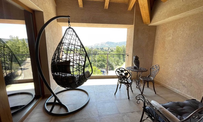 Montejo de la Sierra Apartment | Apartamento de Vistas Privilegiadas a la Reserva de la Biosfera y Exquisita Decoración Ecléctica