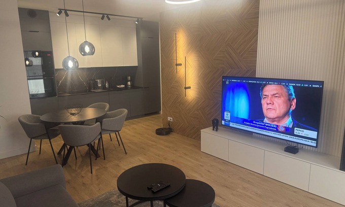Chorzow Apartment | Apartament Lux Spacious 3-bedroom apartment with WiFi, AC in amazing Chorzow