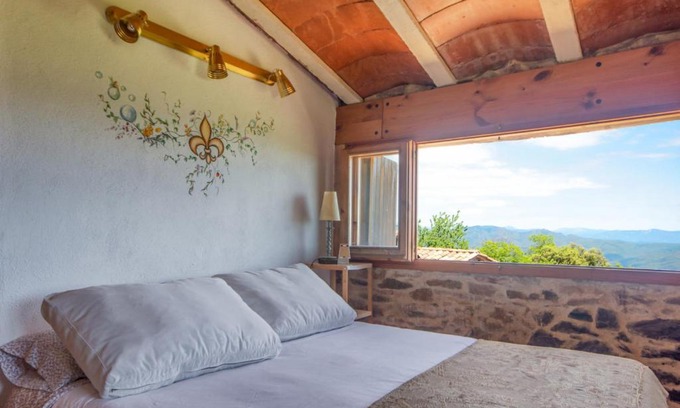 Susqueda Apartment | Apartamento duplex rural con chimenea y vistas panorámicas desde la cama
