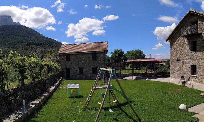 Laspuna Apartment | Apartamento en la Montaña con Vistas al Pirineo