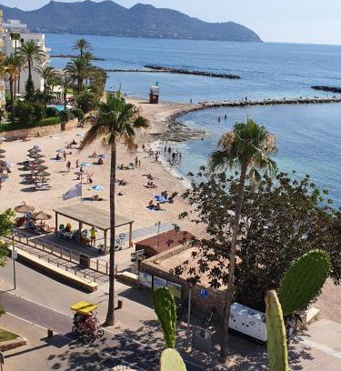 Cala Bona Apartment | Apartamento Torre Bona - Seafront, 10 meters from the beach!