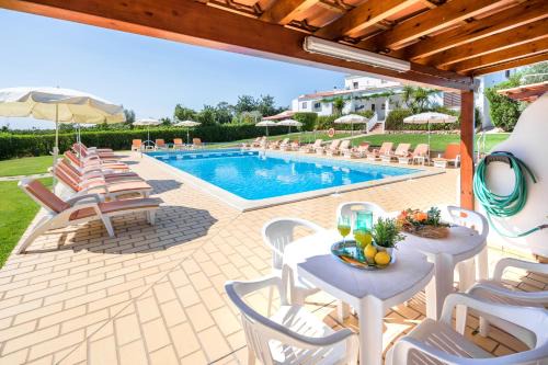 Pata de Baixo Apartment | Apartamentos Flor da Laranja, Albufeira by AlgarveBlossom