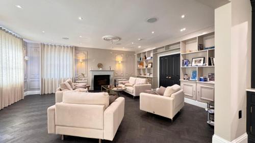 Swindon Villa | APARTINO - Country Estate - Gaming Room