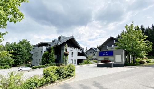 Harrachov Apartment | Apartmán Resident A001 - BEZBARIÉROVÝ Apartmán ideální pro rodiny s dětmi, v těsné blízkosti Anenského údolí, bobové dráhy, Ski areálů, Ski školy, FREE PARKING, FREE WIFI, výhled do zahrady s posezením na terase, dětské hřiště v areálu