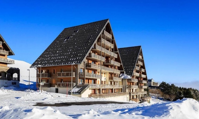 Besse-et-Saint-Anastaise Apartment | Apartment with garage, pool and wifi, 4th floor of a tourist residence