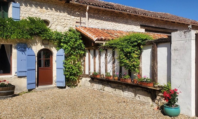 Saint-Privat-en-Perigord House | Apartment Coquelicot in La Marteille - 2 people
