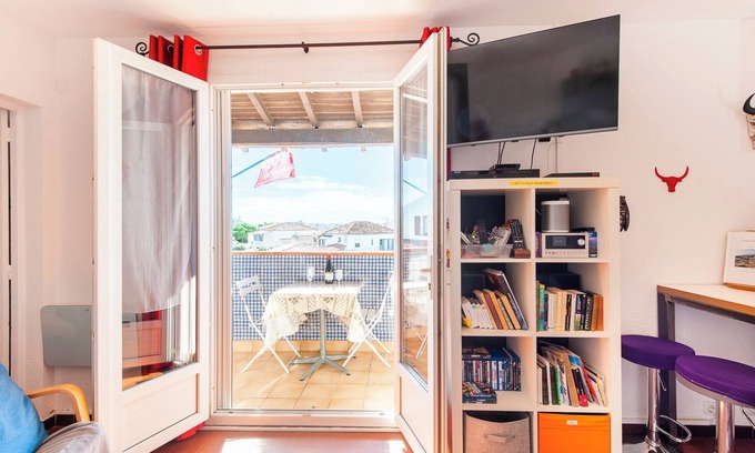 Saintes-Maries-de-la-Mer Apartment | Apartment "Le Tau" with Sea View, Balcony & Wi-Fi