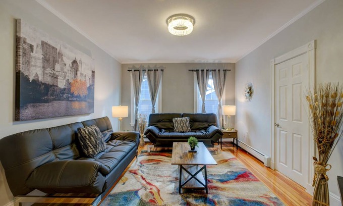 Roxbury Apartment | Apartment ∙ 2 bedrooms ∙ 6 guests