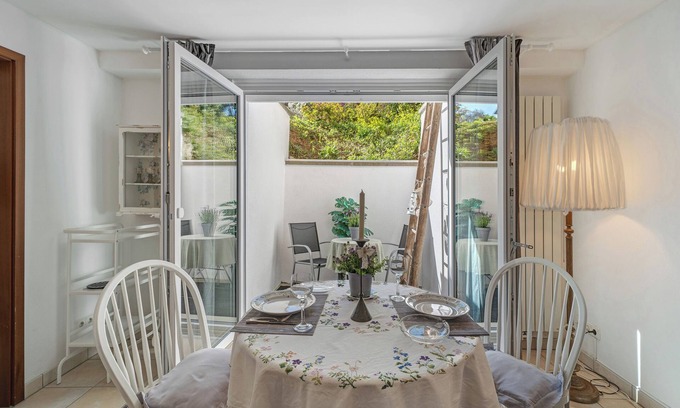 Endingen am Kaiserstuhl Apartment | Apartment 'Bei Julia' with Private Terrace, Private Garden and Wi-Fi