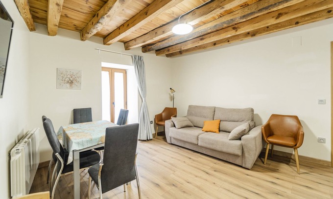 San Martin de Rubiales Apartment | Apartment 'Tierra' with Shared Garden, Balcony and Wi-Fi