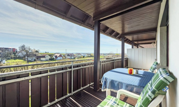 Kressbronn Apartment | Apartment '2, 80 Qm' with Shared Garden, Balcony and Wi-Fi