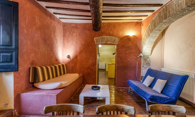 Castello d'Empuries Apartment | Apartment 'Apartaments Can Gibert - Muralla' with Shared Garden, Balcony and Wi-Fi